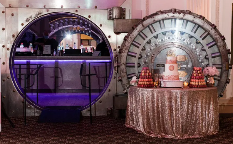 Wedding Cake and The Vault Bar Photo at The Treasury on the Plaza